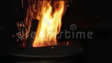 用云杉锯末把火烧成托盘，把生物木托盘送到现代工业锅炉，火花飞起